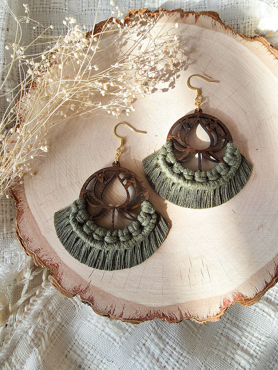 Boucles d’oreilles Lotus – Macramé bohème, couleur olive et or