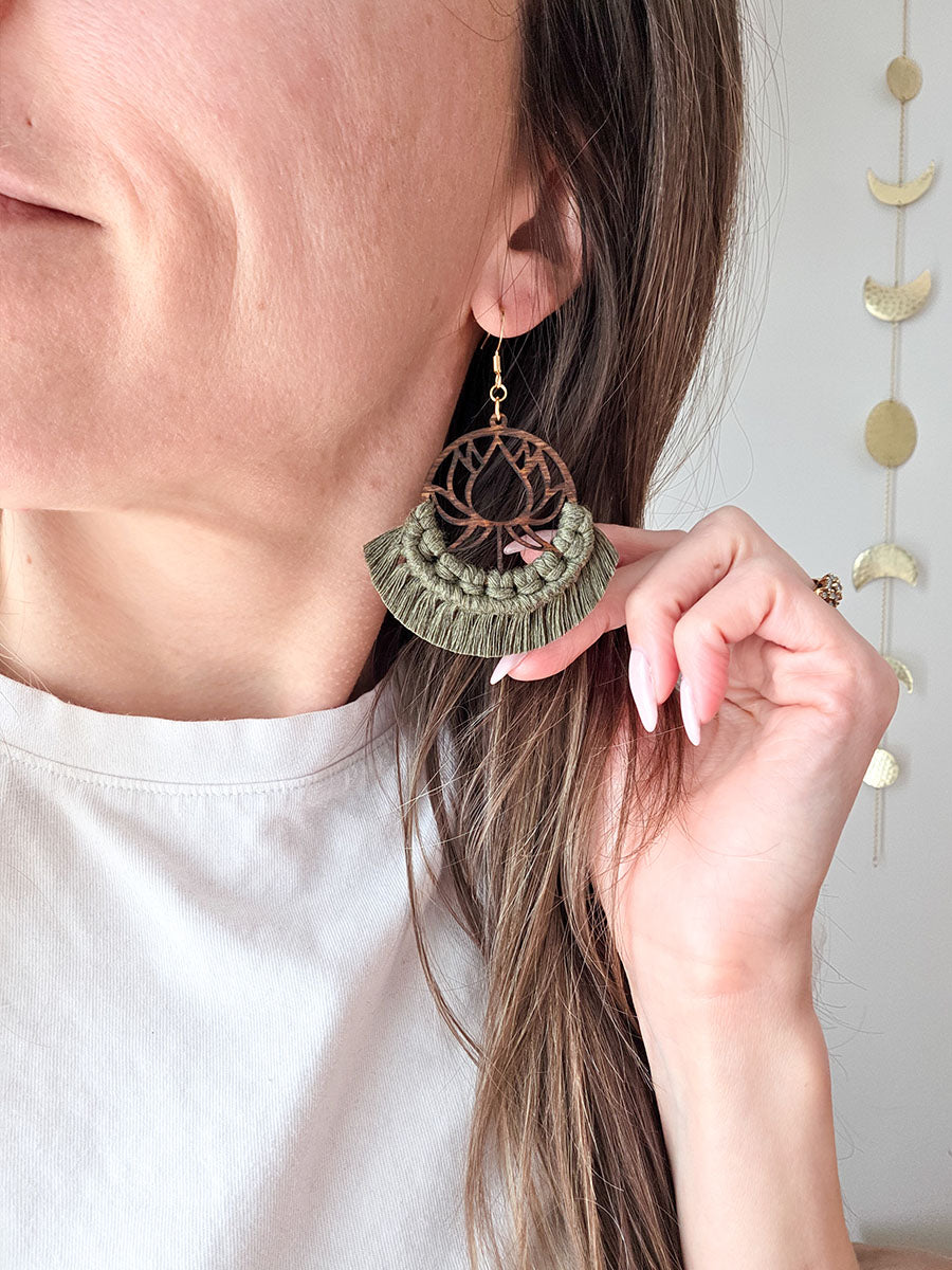 Boucles d’oreilles Lotus – Macramé bohème, couleur olive et or