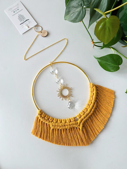 Capteur de soleil en macramé avec breloque soleil, jaune moutarde