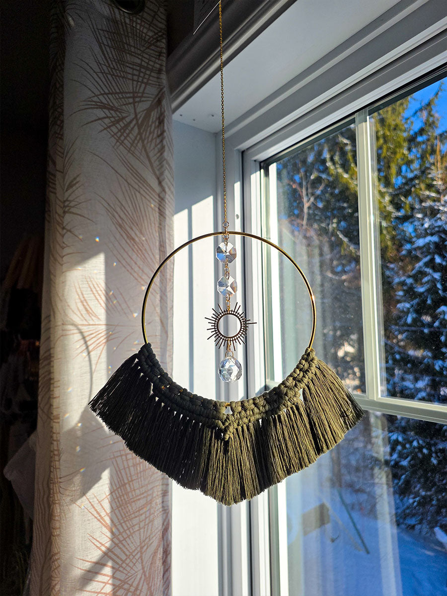 Capteur de soleil Aurélia – Macramé bohème, couleur olive