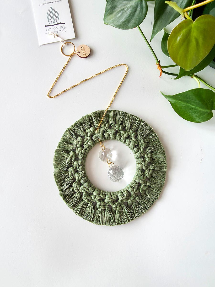 Capteur de soleil Aura – Macramé bohème, couleur eucalyptus