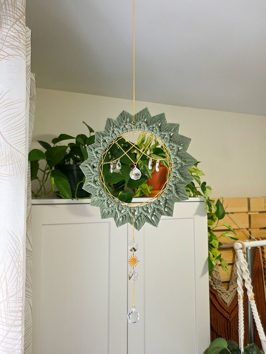 Capteur de soleil Solyana – Macramé bohème couleur eucalyptus