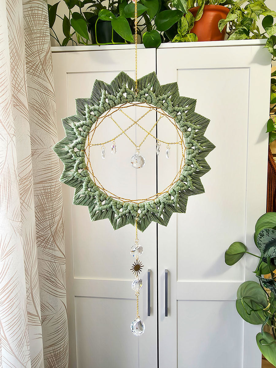 Capteur de soleil Solyana – Macramé bohème couleur eucalyptus