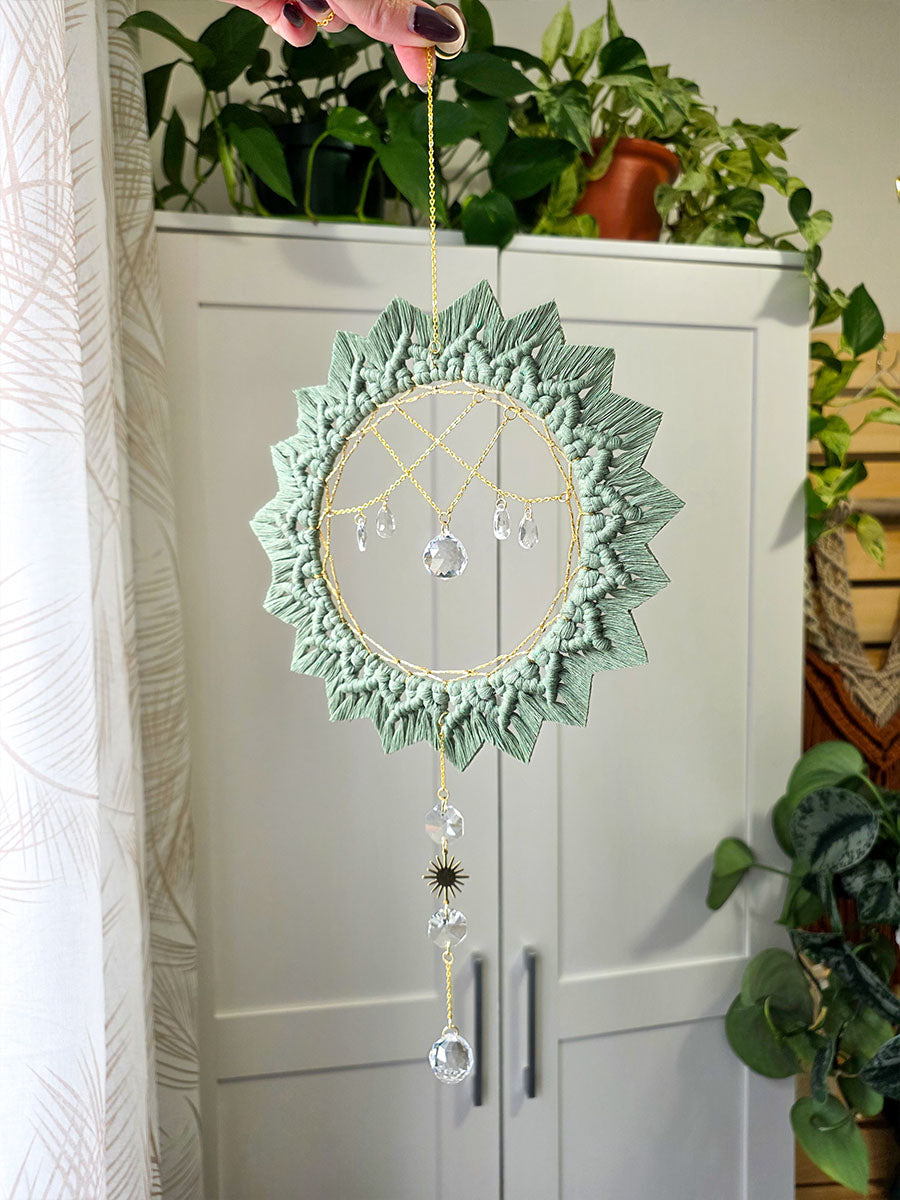 Capteur de soleil Solyana – Macramé bohème couleur eucalyptus