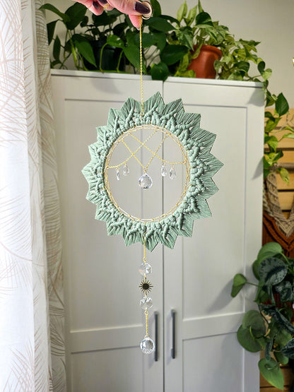 Capteur de soleil Solyana – Macramé bohème couleur eucalyptus