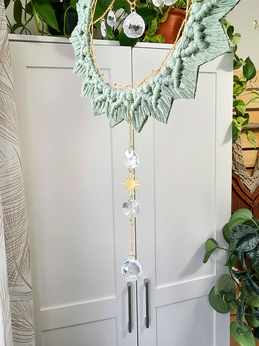 Capteur de soleil Solyana – Macramé bohème couleur eucalyptus