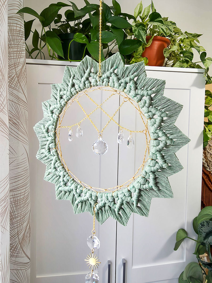 Capteur de soleil Solyana – Macramé bohème couleur eucalyptus