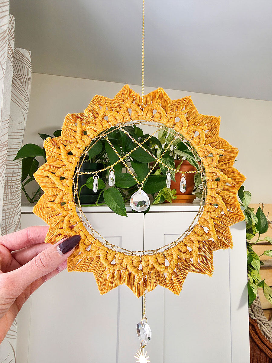 Capteur de soleil Solyana – Macramé bohème couleur jaune moutarde