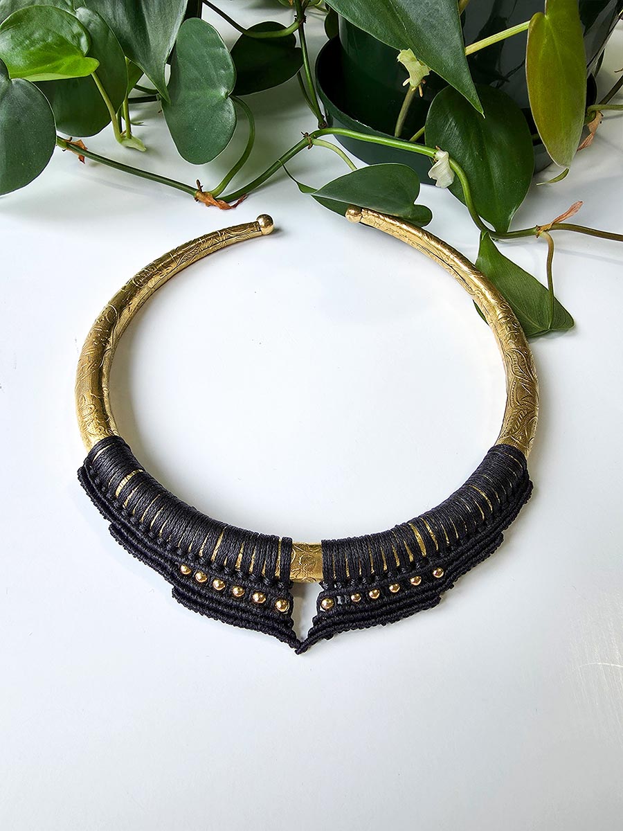 Collier Soraya - Laiton et micro-macramé, couleur noir