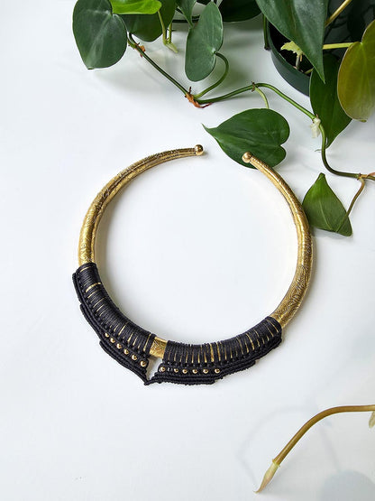 Collier Soraya - Laiton et micro-macramé, couleur noir