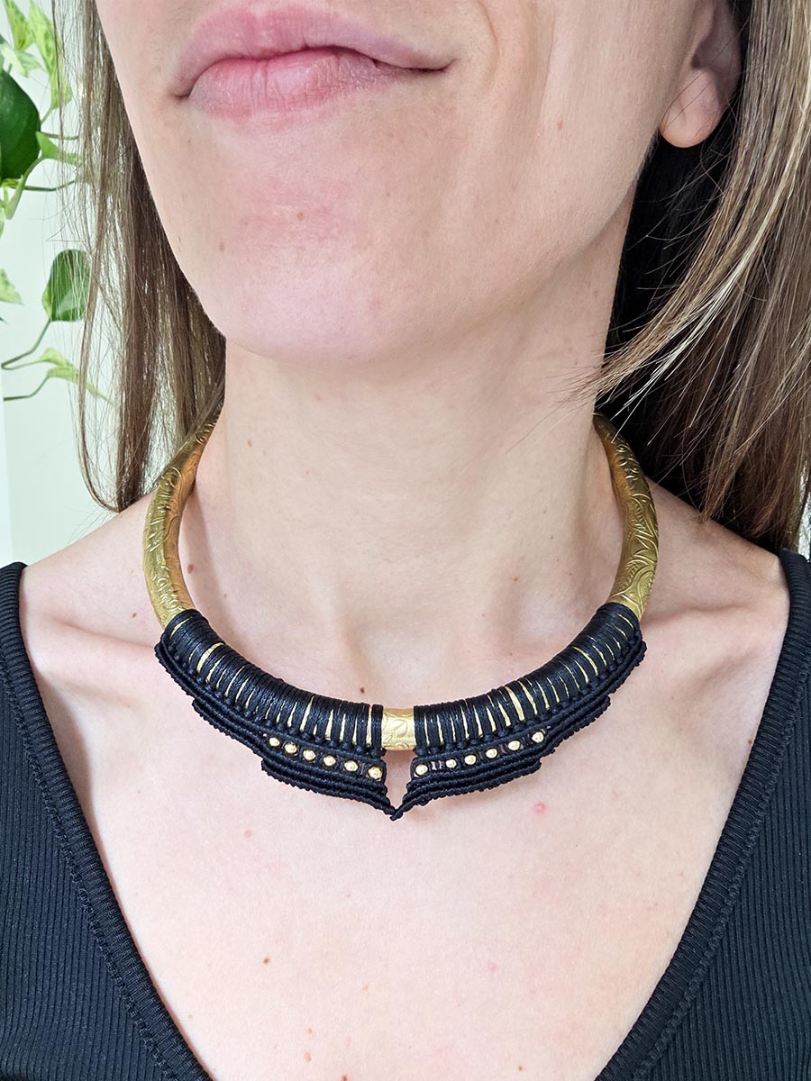 Collier Soraya - Laiton et micro-macramé, couleur noir