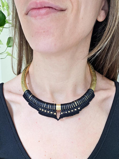 Collier Soraya - Laiton et micro-macramé, couleur noir