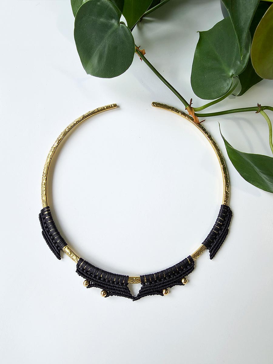 Collier Véa - Laiton et micro-macramé, couleur noir