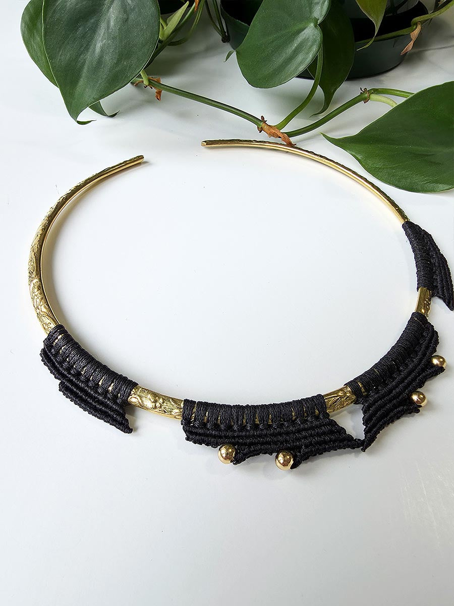 Collier Véa - Laiton et micro-macramé, couleur noir
