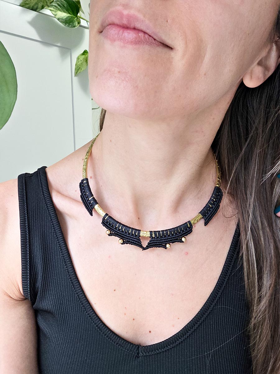Collier Véa - Laiton et micro-macramé, couleur noir