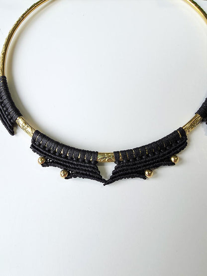 Collier Véa - Laiton et micro-macramé, couleur noir