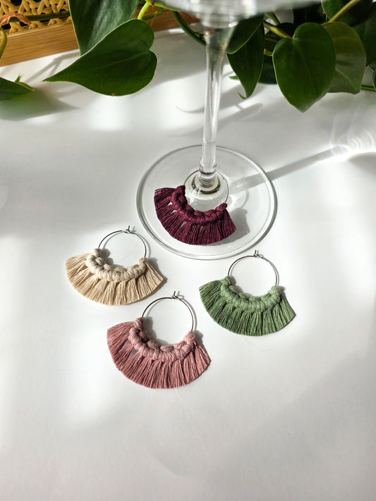 Marques verres à vin en macramé – Prune, eucalyptus, mauve pâle, beige pâle