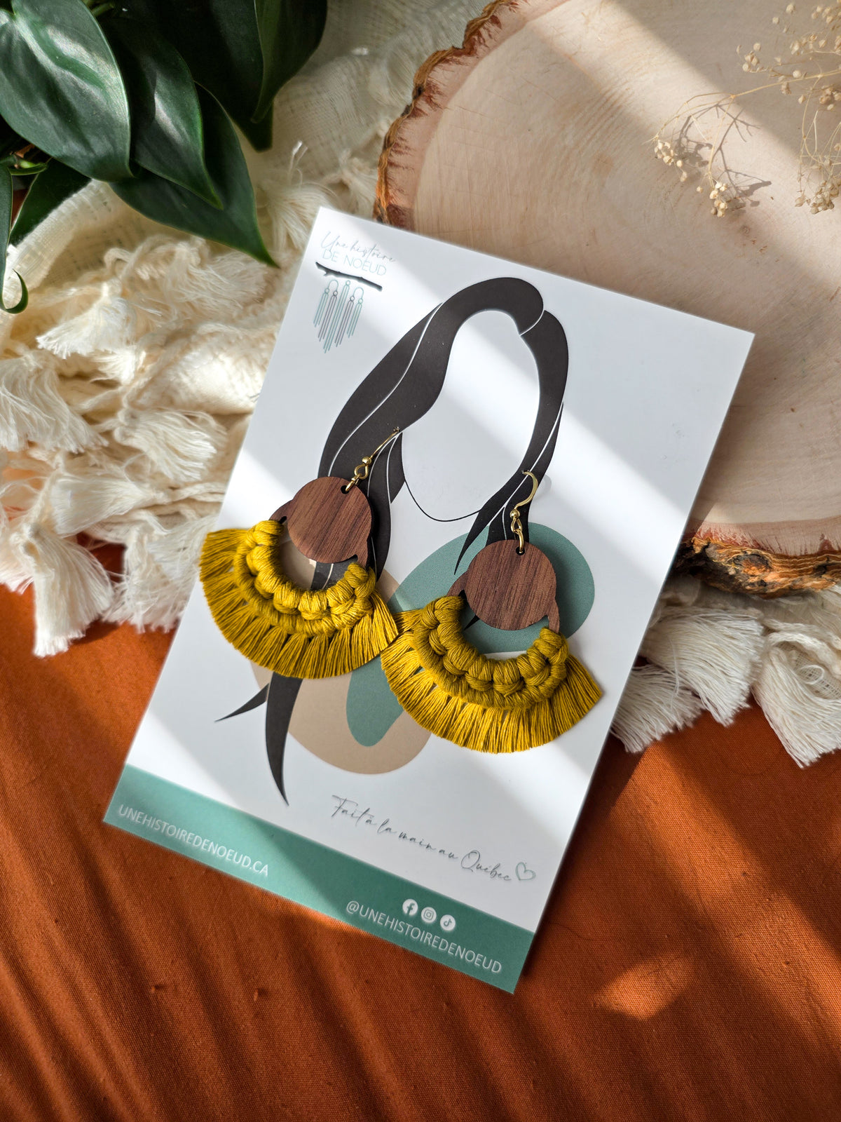Boucles d’oreilles Sorel en bois de noyer – Format grand, jaune épicé et or