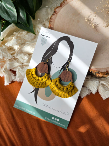 Boucles d’oreilles Sorel en bois de noyer – Format grand, jaune épicé et or