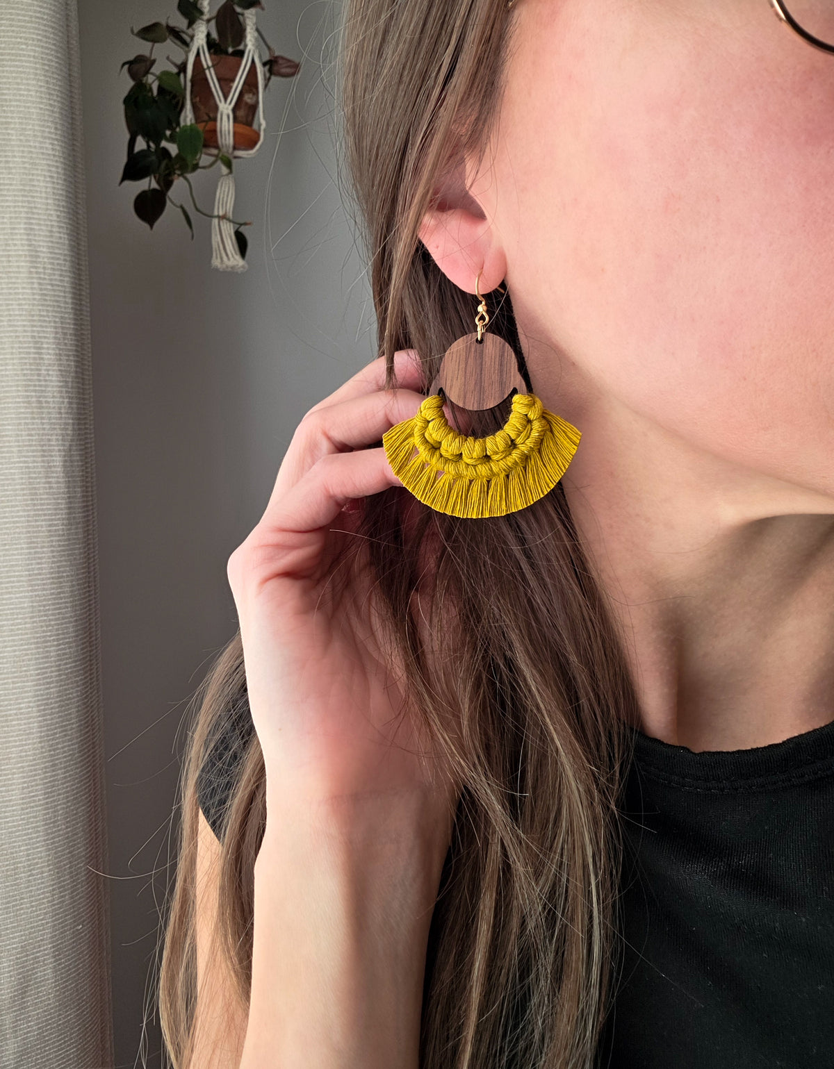 Boucles d’oreilles Sorel en bois de noyer – Format grand, jaune épicé et or