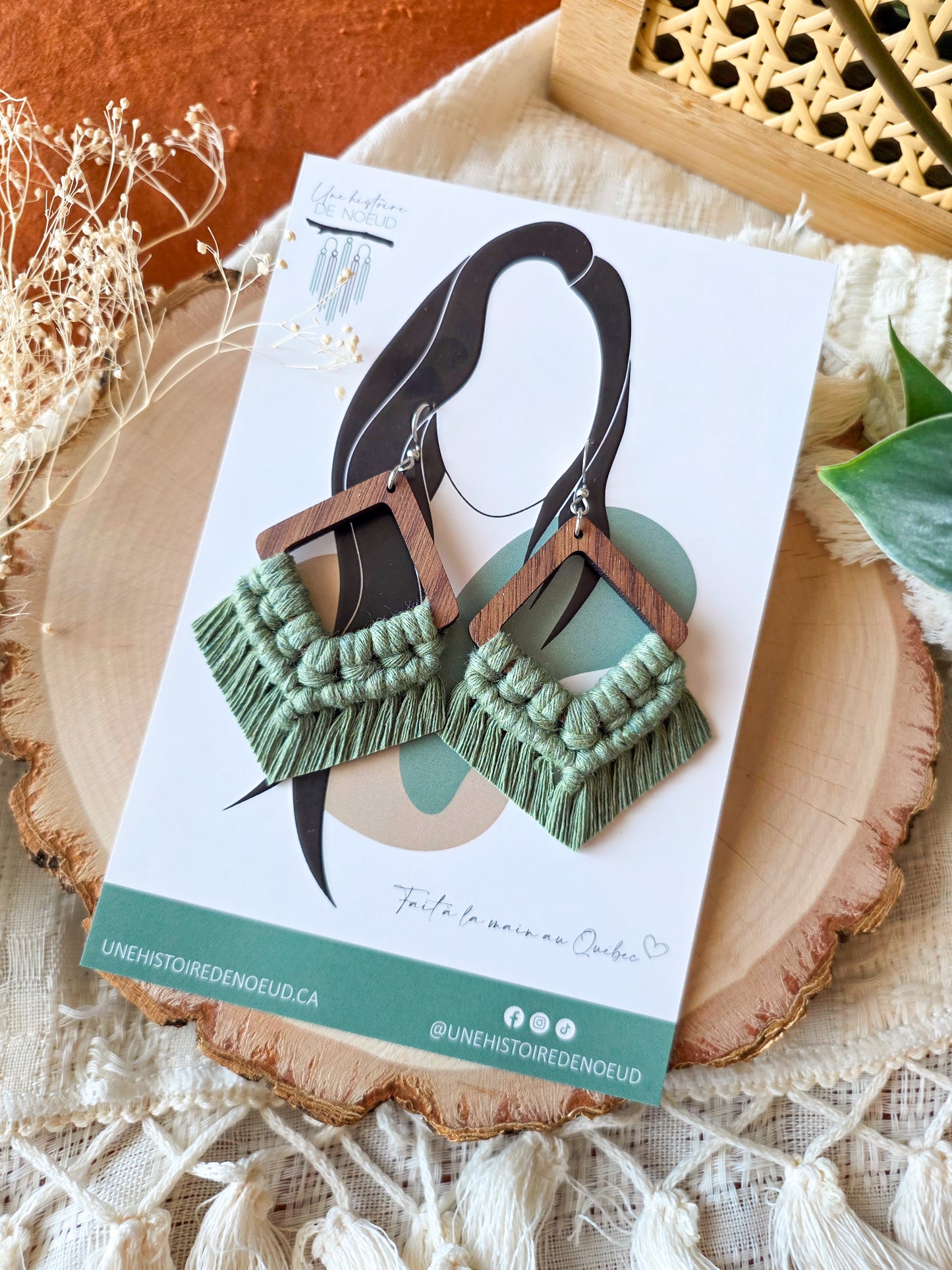 Boucles d’oreilles Élina en bois de noyer – Couleur eucalyptus et argent