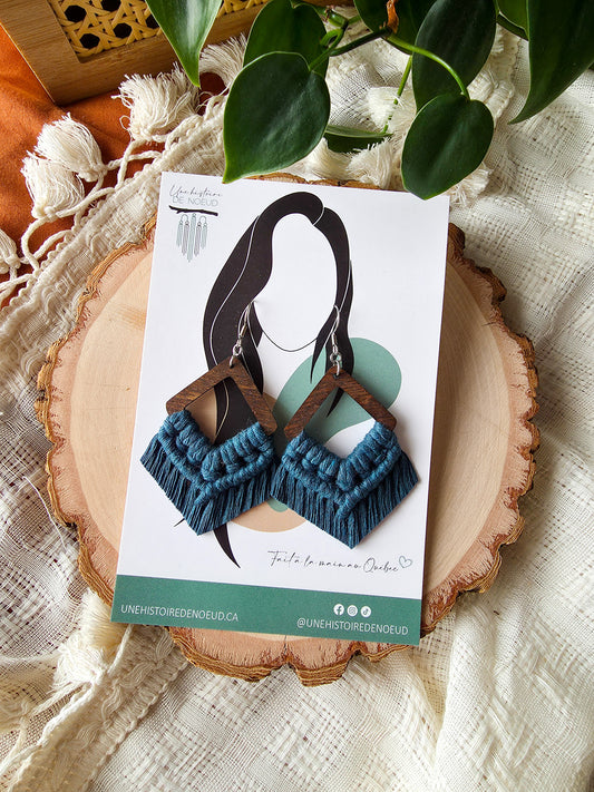 Boucles d’oreilles Élina – Macramé bohème, couleur bleu foncé et argent