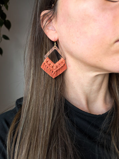 Boucles d’oreilles Élina en bois de noyer – Macramé bohème, couleur terracota et or
