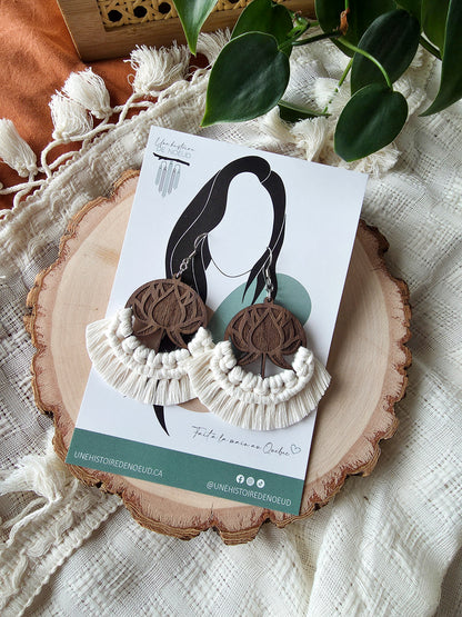 Boucles d’oreilles Lotus en bois de noyer - Macramé bohème, couleur naturel et argent