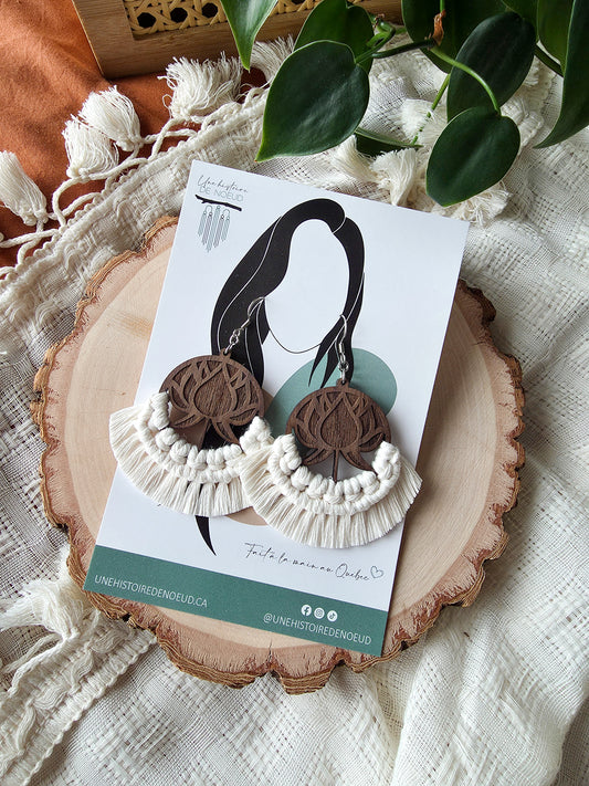 Boucles d’oreilles Lotus – Macramé bohème, couleur naturel et argent