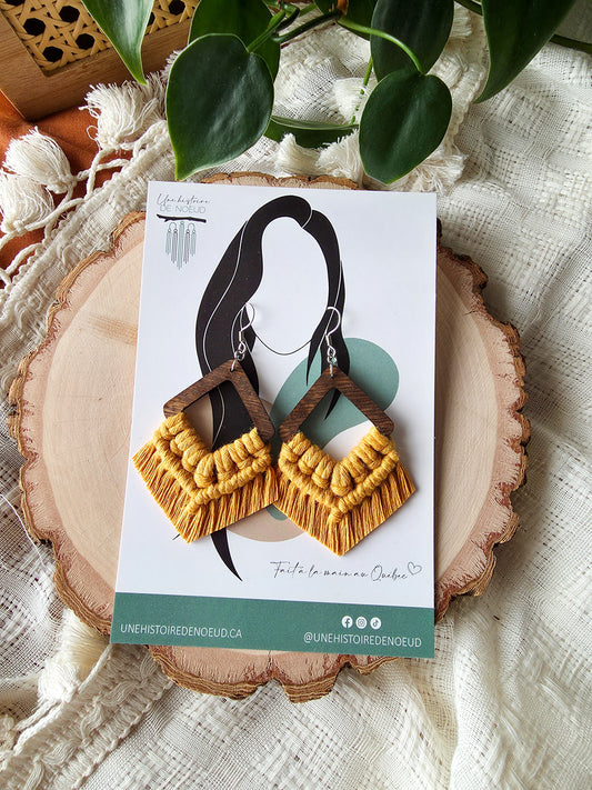 Boucles d’oreilles Élina – Macramé bohème, couleur jaune moutarde et argent