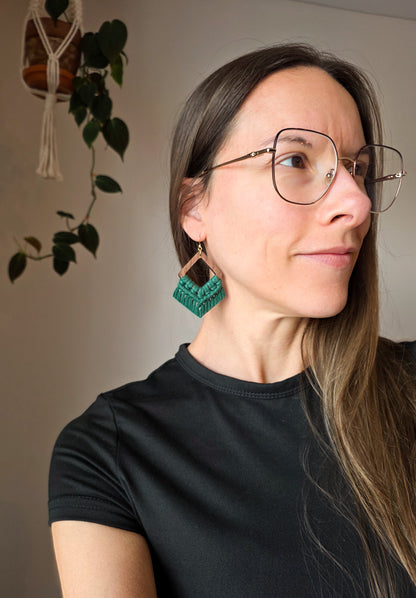 Boucles d’oreilles Élina en bois de noyer – Macramé bohème, couleur vert forêt et argent