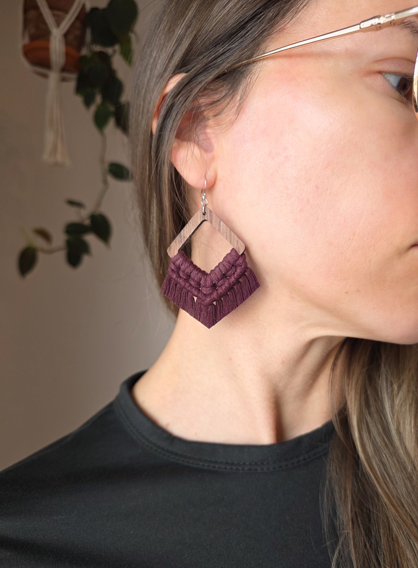 Boucles d’oreilles Élina en bois de noyer – Macramé bohème, couleur prune et argent