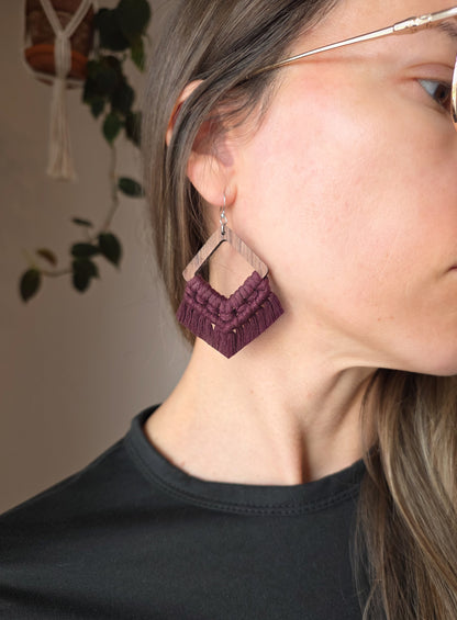 Boucles d’oreilles Élina en bois de noyer – Macramé bohème, couleur prune et argent