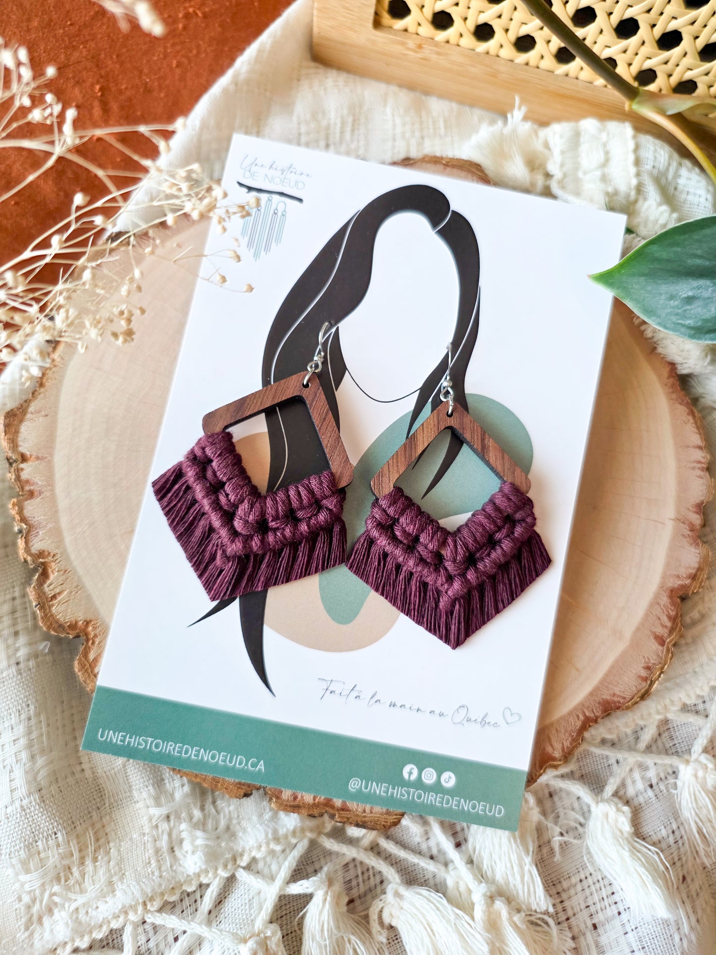 Boucles d’oreilles Élina en bois de noyer – Macramé bohème, couleur prune et argent