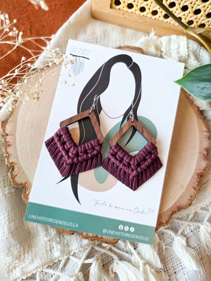 Boucles d’oreilles Élina en bois de noyer – Macramé bohème, couleur prune et argent