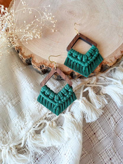 Boucles d’oreilles Élina en bois de noyer – Macramé bohème, couleur vert forêt et argent