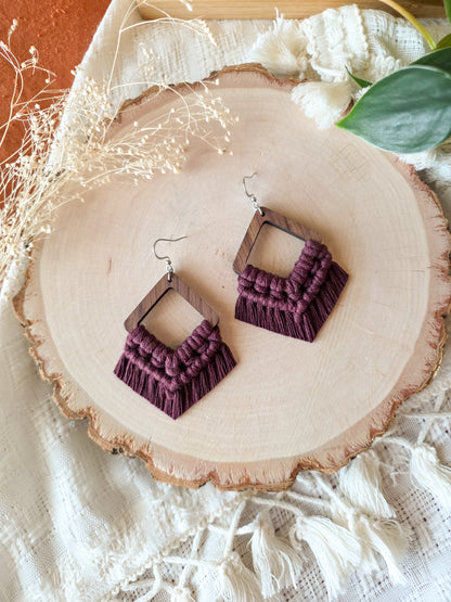 Boucles d’oreilles Élina en bois de noyer – Macramé bohème, couleur prune et argent