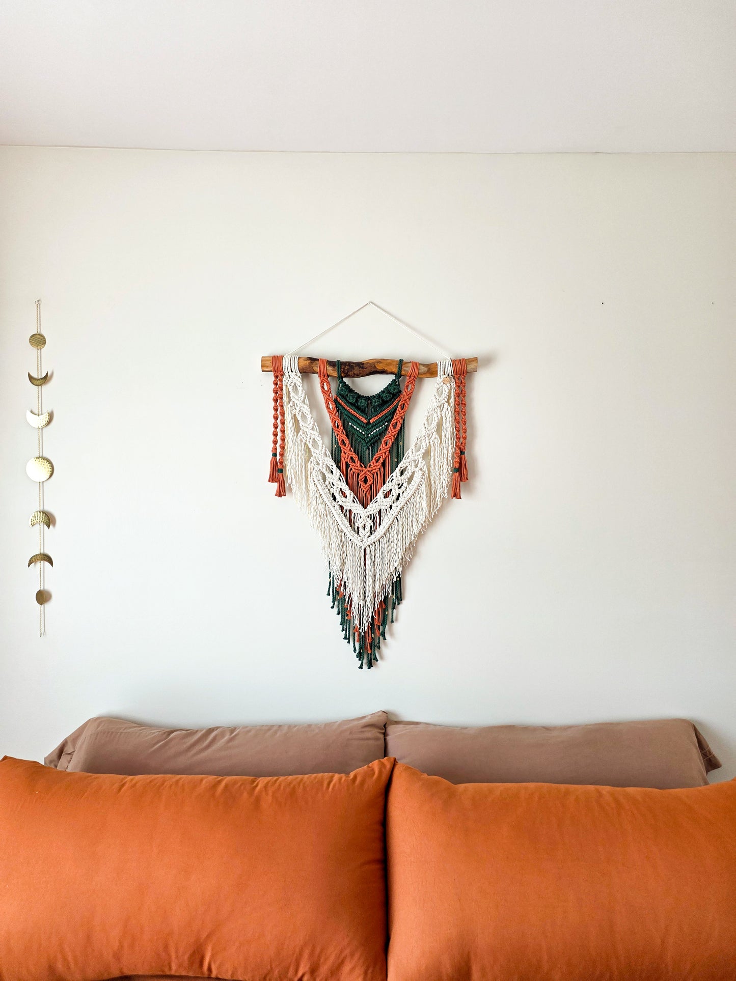 Macramé mural Kaïa – décoration bohème artisanale suspendue sur branche de bois flotté du Saint-Laurent