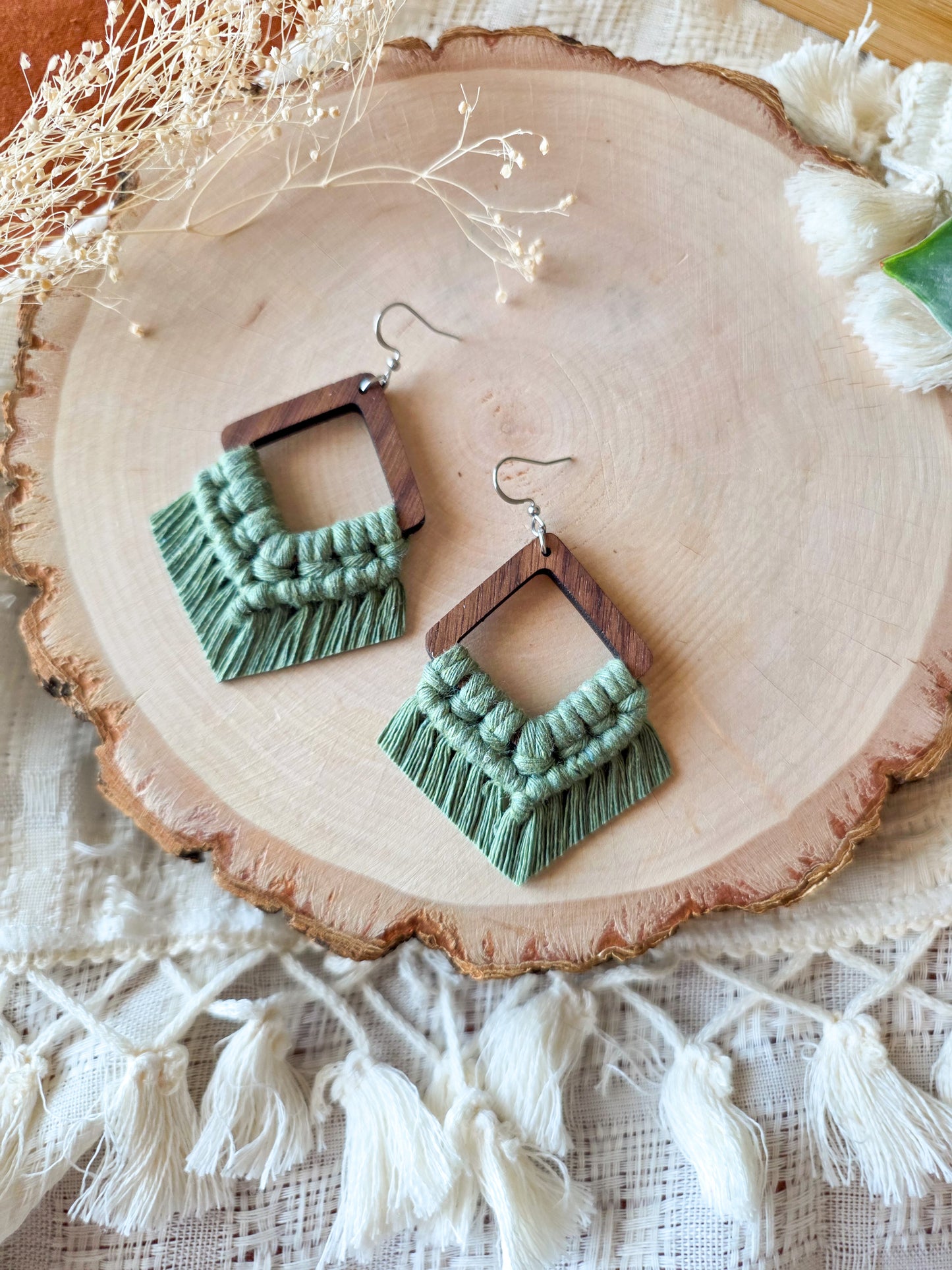 Boucles d’oreilles Élina en bois de noyer – Couleur eucalyptus et argent