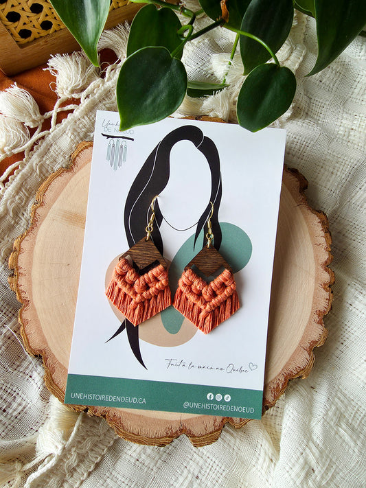Boucles d’oreilles Isaya – Macramé bohème, couleur terracota et or