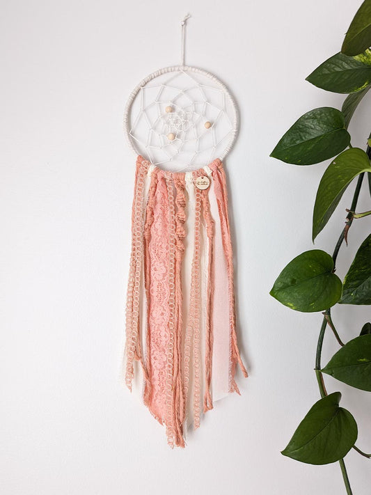 Capteur de rêves en macramé fait à la main à Donnacona, Québec, Une Histoire De Noeud, couleur pêche